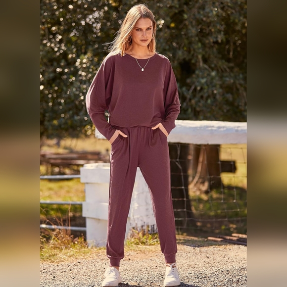 NWT!! Women's Wine Red Long Sleeve Crewneck Top with Pants Sweatsuit/Tracksuit - Picture 3 of 10